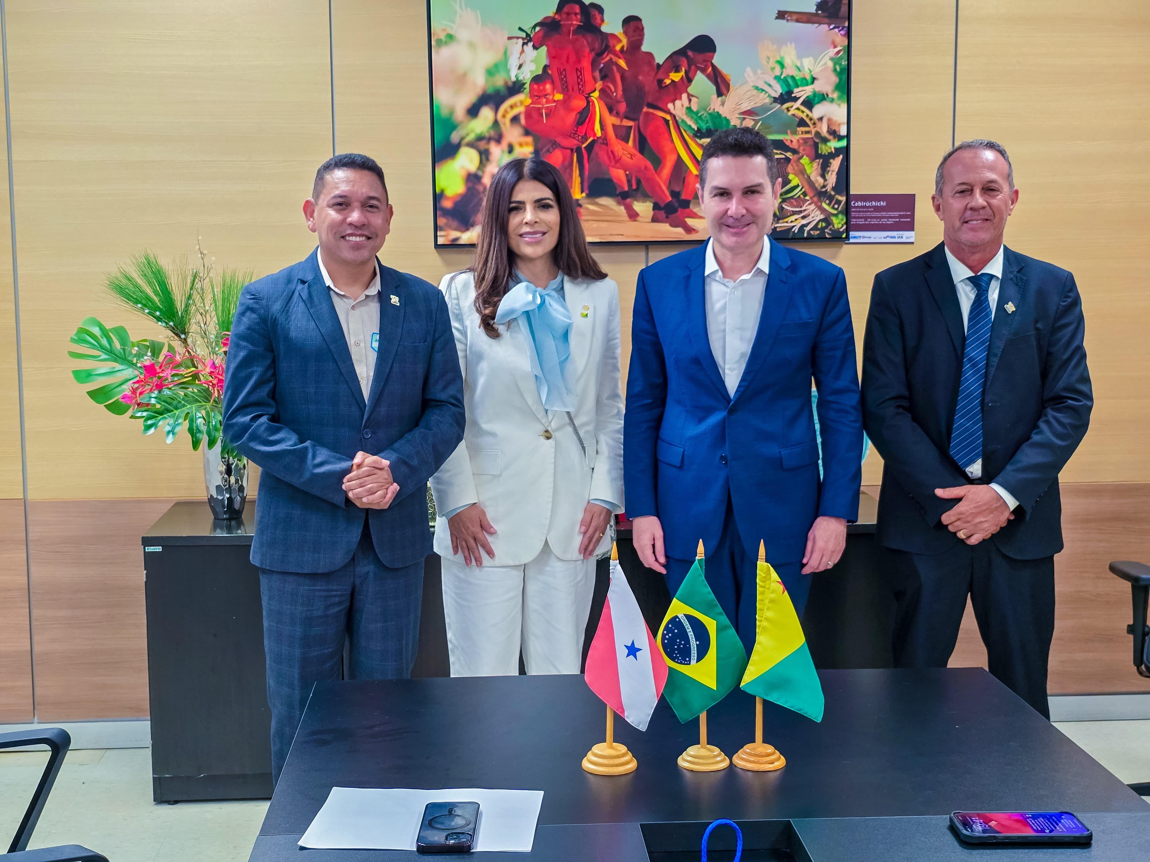 Ao lado de prefeitos, Antônia Lúcia se reúne com ministro das Cidades e defende construção de casas populares em cidades do Acre